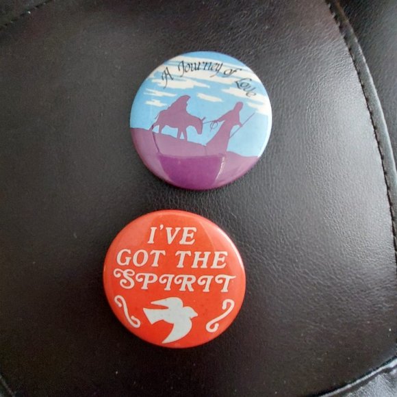 2 Vintage 70s 80s Christianity Religous Pins Pinbacks Buttons Mary Joseph Dove - Picture 6 of 8